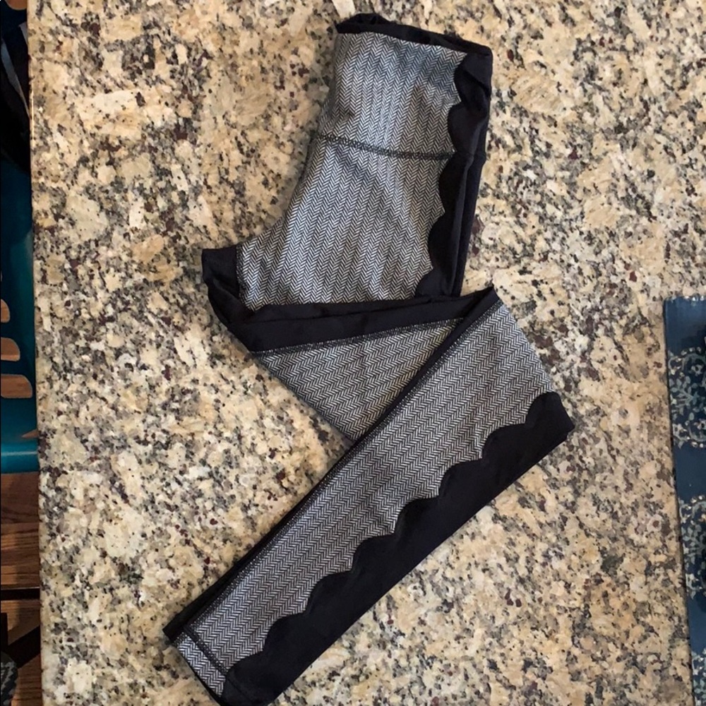 Titika activewear lotte scalloped leggings